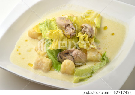 Oyster and cabbage simmered in cream Oyster and cabbage simmered in cream 62717455