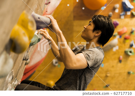Bouldering (young man, training, climbing) 62717710