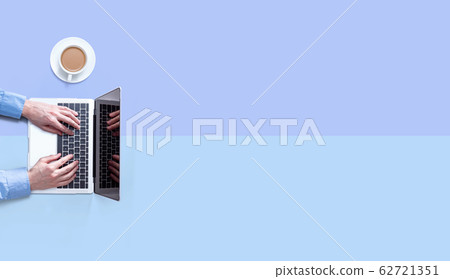Businessman using a laptop computer 62721351