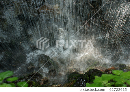 四季春春岩井瀑布 62722615