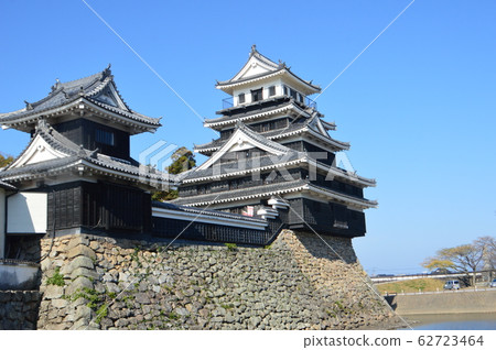 中津城的模擬城樓（右），重建塔（左）（大分縣中津市日野町） 62723464