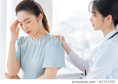 A woman doctor advisory her patient 62723787