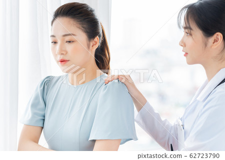 A woman doctor advisory her patient 62723790