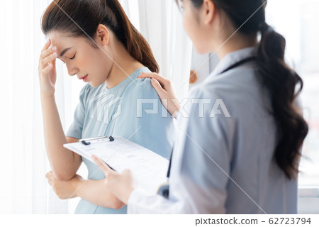 A woman doctor advisory her patient 62723794