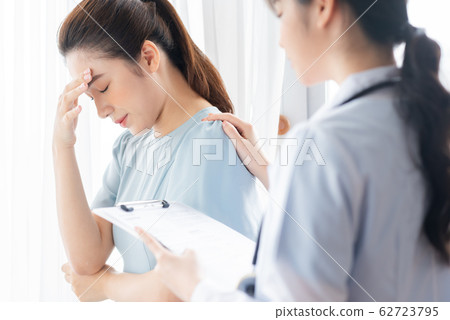 A woman doctor advisory her patient 62723795