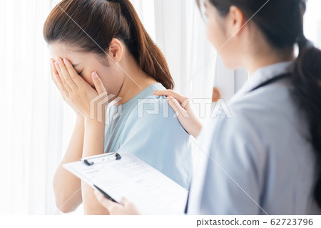 A woman doctor advisory her patient A woman doctor advisory her patient 62723796