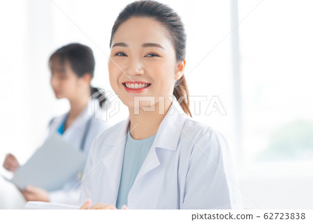 women, hospital, doctor 62723838