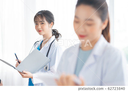 women, hospital, doctor 62723840