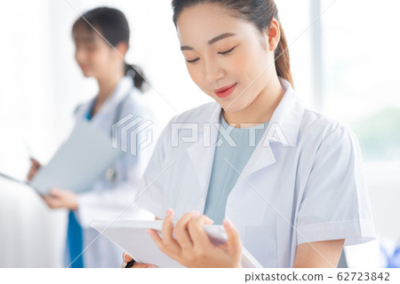 women, hospital, doctor 62723842