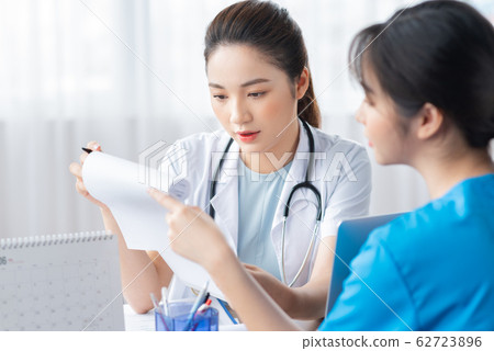 women, doctor, hospital 62723896
