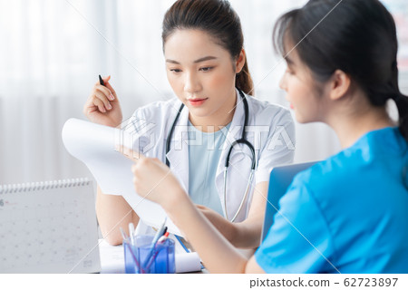 women, doctor, hospital 62723897