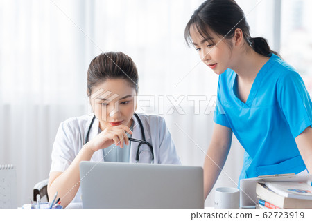 women, doctor, hospital 62723919