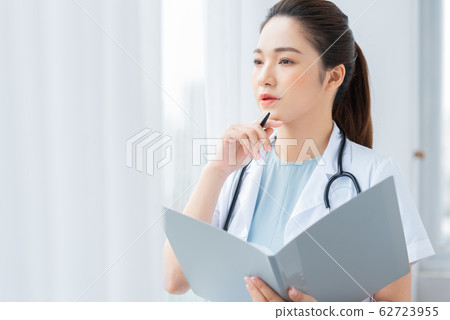 Career woman, doctor, hospital 62723955