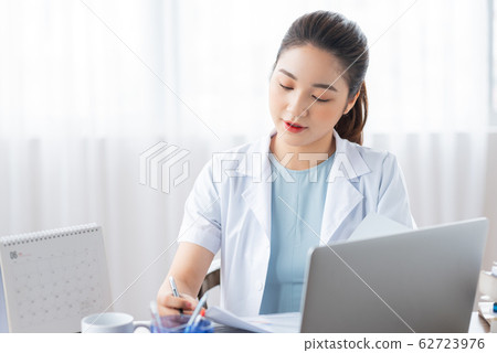 Career woman, doctor, hospital 62723976