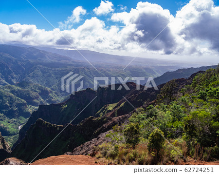 The breathtaking waterfalls and canyon scenery of Waimea Canyon on Kauai Island, Hawaii 62724251