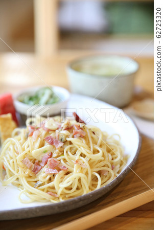 Spaghetti with mussels and ham in japanese style 62725320