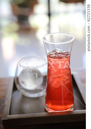 Strawberry iced tea on wood background 62725336
