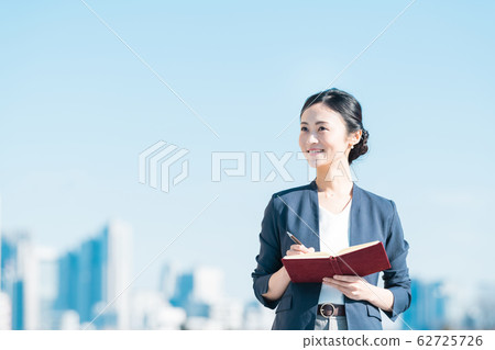 Business young woman 62725726