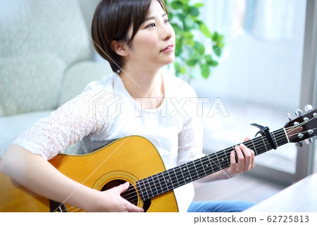 民謠吉他的女人 62725813