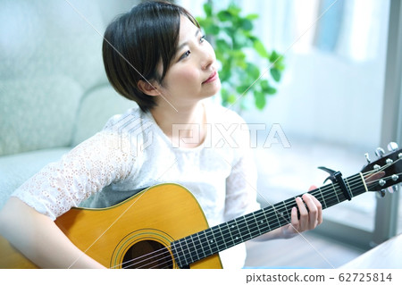 民謠吉他的女人 62725814