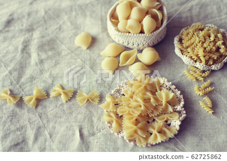 Various types of pasta 62725862
