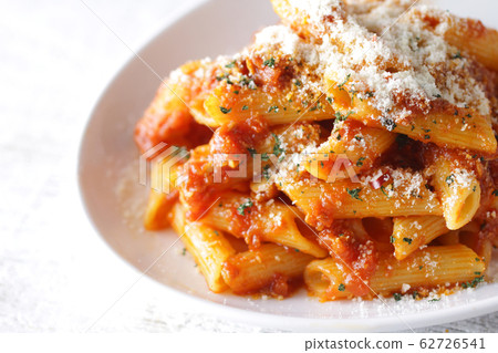 Short pasta penne bolognese sauce 62726541
