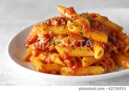 Short pasta penne bolognese sauce 62726553