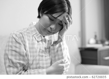 不適的女人的形象 62728835