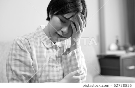 不適的女人的形象 62728836