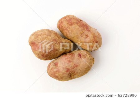 Red potatoes with soil Red potatoes with soil 62728990