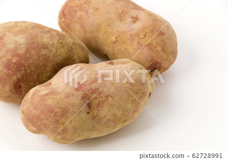 Red potatoes with soil Red potatoes with soil 62728991