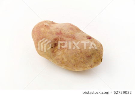 Red potatoes with soil Red potatoes with soil 62729022