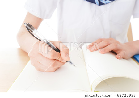 制服學習的女學生在書桌 制服學習的女學生在書桌 62729955