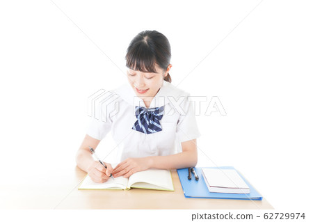 制服學習的女學生在書桌 62729974