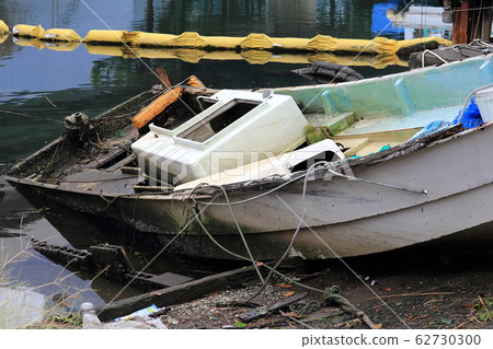 Abandoned boat at Koyasu fishing port 62730300
