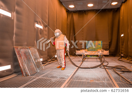 the worker processes the sandblast in the chamber 62731656