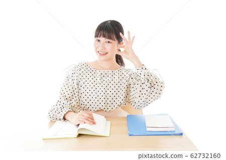 在桌子上學習的年輕女子 62732160