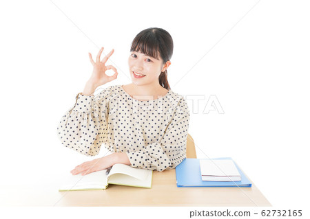 在桌子上學習的年輕女子 62732165