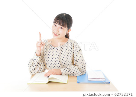 在桌子上學習的年輕女子 在桌子上學習的年輕女子 62732171