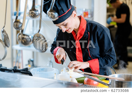 Chef cutting cauliflower 62733086