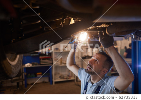 Car Mechanic in Shop Car Mechanic in Shop 62735315