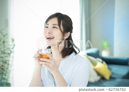 Young women · tea time 62736782