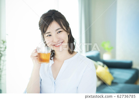 Young women · tea time Young women · tea time 62736785