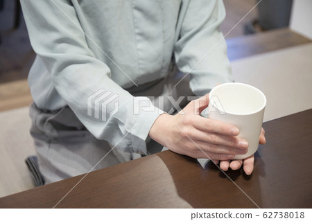 一個在日式房間裡休息的女人 一個在日式房間裡休息的女人 62738018