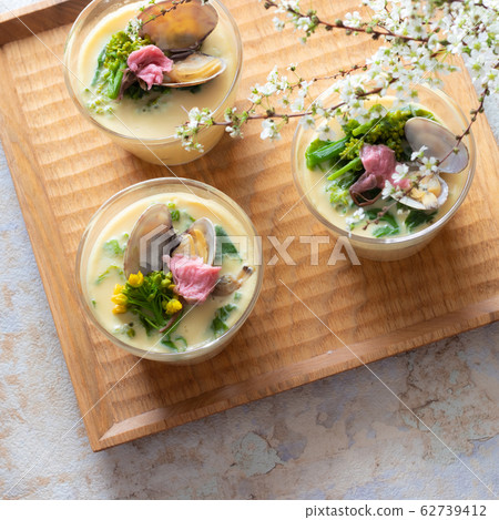 Rape blossom and clam steamed in bowl 62739412