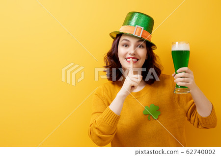 woman in leprechaun hat 62740002
