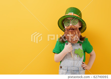 girl in leprechaun hat girl in leprechaun hat 62740091