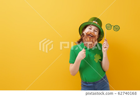 girl in leprechaun hat girl in leprechaun hat 62740168