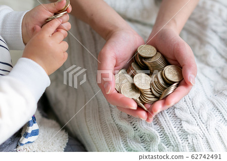 儲蓄兒童父母500日元硬幣 62742491