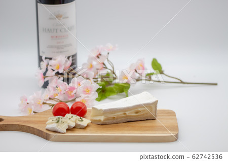Brie cheese and cutting board red wine Brie cheese and cutting board red wine 62742536